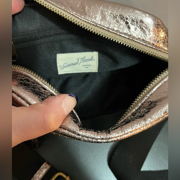 NWOT Women’s Metallic Pink Universal Thread Crossbody Purse - Picture 4 of 9